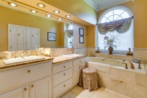 Spacious Greenbrier Vacation Rental on about 4 Acres! in Greenbrier (AR)