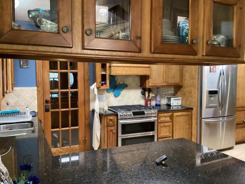 The Manor- 4 BR Home with Pool Table, Swimming Pond and Sand Volleyball in Montgomery, USA