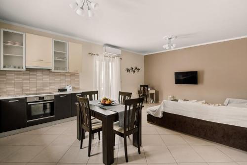 Mandis Apartments