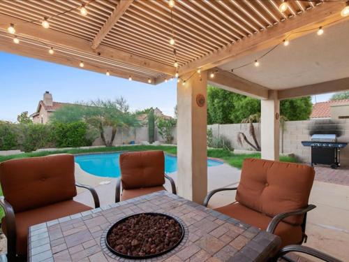 Red Mountain Ranch home BBQ Pool in Cachet at Las Sendas