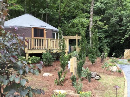 Spring Ridge Luxury Yurt - Creekside Glamping with Private Hot Tub