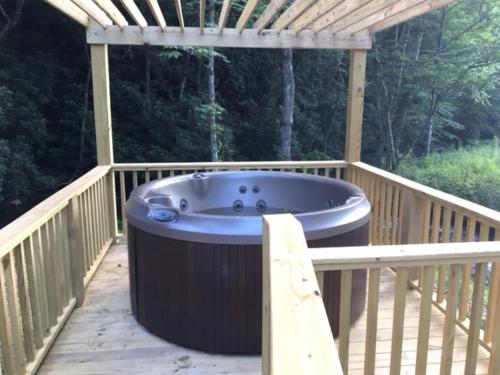 Spring Ridge Luxury Yurt - Creekside Glamping with Private Hot Tub