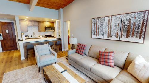 Deluxe One-Bedroom Apartment