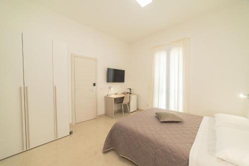 Double Room with Balcony image 2