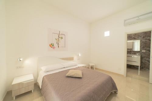 Double Room with Balcony image 3