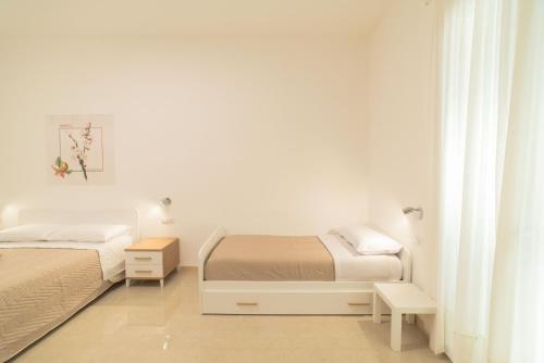 Quadruple Room with Balcony image 3