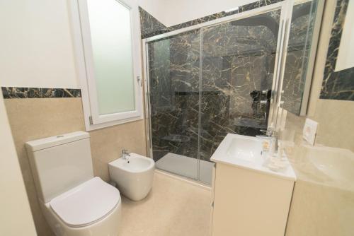 Quadruple Room with Balcony image 2