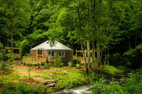 Creekside Cove Luxury Yurt - Creekside Glamping with Private Hot Tub - Accommodation - Topton