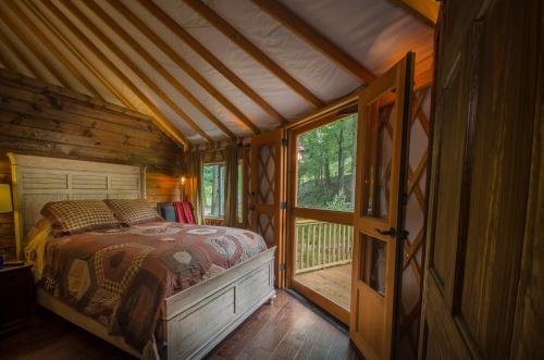 Creekside Cove Luxury Yurt - Creekside Glamping with Private Hot Tub in Topton, USA