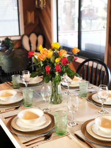 Old Hollywood Lodge-Pets, HotTub-Sauna, Speakeasy! Old Hollywood Lodge-Pets, HotTub-Sauna, Speakeasy!