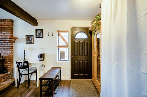 Old Hollywood Lodge-Pets, HotTub-Sauna, Speakeasy! Old Hollywood Lodge-Pets, HotTub-Sauna, Speakeasy!