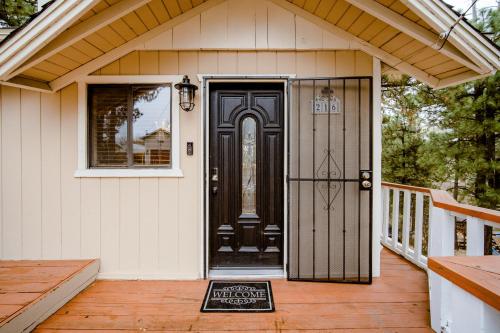 Old Hollywood Lodge-Pets, HotTub-Sauna, Speakeasy! Old Hollywood Lodge-Pets, HotTub-Sauna, Speakeasy!