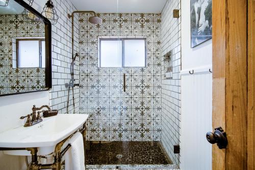 Old Hollywood Lodge-Pets, HotTub-Sauna, Speakeasy! Old Hollywood Lodge-Pets, HotTub-Sauna, Speakeasy!