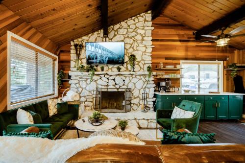 Old Hollywood Lodge-Pets, HotTub-Sauna, Speakeasy! Old Hollywood Lodge-Pets, HotTub-Sauna, Speakeasy!