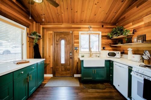 Old Hollywood Lodge-Pets, HotTub-Sauna, Speakeasy! Old Hollywood Lodge-Pets, HotTub-Sauna, Speakeasy!