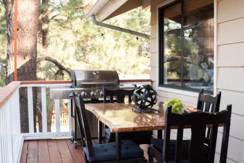 Old Hollywood Lodge-Pets, HotTub-Sauna, Speakeasy! Old Hollywood Lodge-Pets, HotTub-Sauna, Speakeasy!