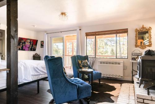 Old Hollywood Lodge-Pets, HotTub-Sauna, Speakeasy! Old Hollywood Lodge-Pets, HotTub-Sauna, Speakeasy!