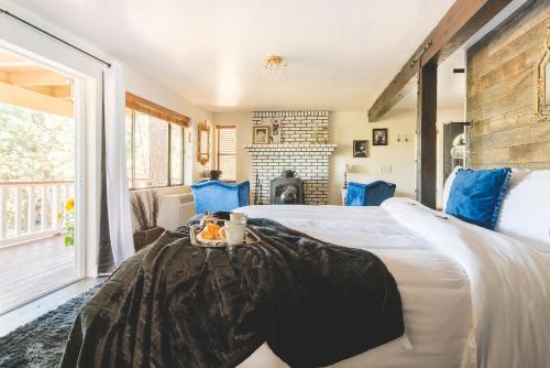 Old Hollywood Lodge-Pets, HotTub-Sauna, Speakeasy! Old Hollywood Lodge-Pets, HotTub-Sauna, Speakeasy!