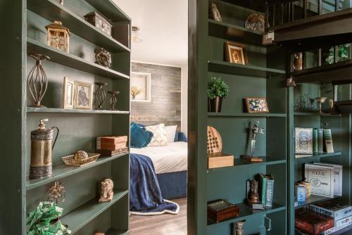 Old Hollywood Lodge-Pets, HotTub-Sauna, Speakeasy! Old Hollywood Lodge-Pets, HotTub-Sauna, Speakeasy!