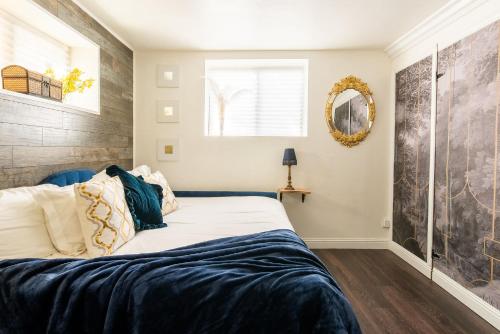 Old Hollywood Lodge-Pets, HotTub-Sauna, Speakeasy! Old Hollywood Lodge-Pets, HotTub-Sauna, Speakeasy!