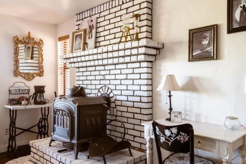 Old Hollywood Lodge-Pets, HotTub-Sauna, Speakeasy! Old Hollywood Lodge-Pets, HotTub-Sauna, Speakeasy!