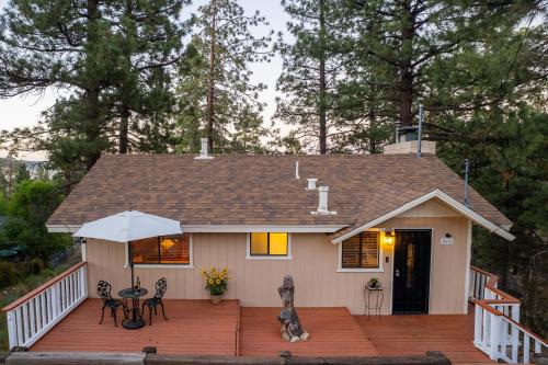 Old Hollywood Lodge-Pets, HotTub-Sauna, Speakeasy! Old Hollywood Lodge-Pets, HotTub-Sauna, Speakeasy!