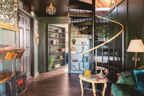 Old Hollywood Lodge-Pets, HotTub-Sauna, Speakeasy! Old Hollywood Lodge-Pets, HotTub-Sauna, Speakeasy!