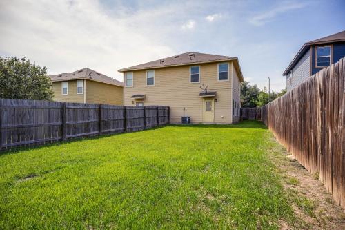 San Antonio Townhome about 2 Mi to Aquarium! in San Antonio, USA
