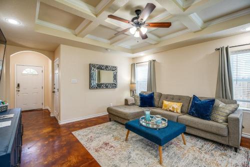San Antonio Townhome about 2 Mi to Aquarium! in San Antonio, USA