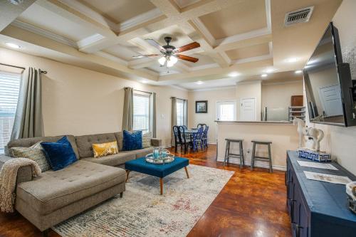 San Antonio Townhome about 2 Mi to Aquarium! in San Antonio, USA