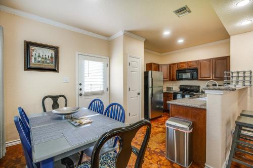 San Antonio Townhome about 2 Mi to Aquarium! in San Antonio, USA