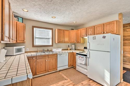 Ski-In/Ski-Out Ghent Cabin w/ Mountain Views! in Ghent (WV)