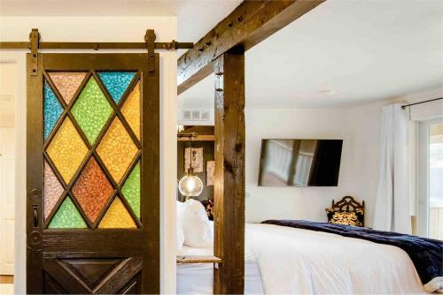 Old Hollywood Lodge-Pets, HotTub-Sauna, Speakeasy! Old Hollywood Lodge-Pets, HotTub-Sauna, Speakeasy!