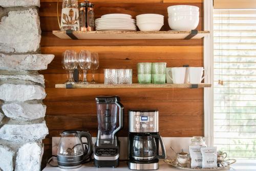 Old Hollywood Lodge-Pets, HotTub-Sauna, Speakeasy! Old Hollywood Lodge-Pets, HotTub-Sauna, Speakeasy!