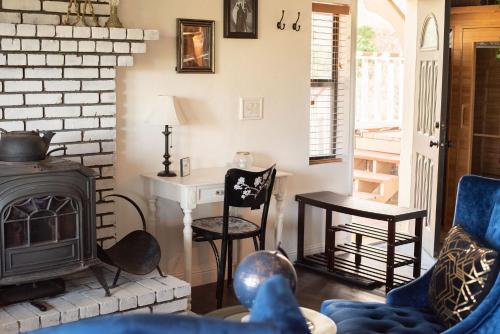 Old Hollywood Lodge-Pets, HotTub-Sauna, Speakeasy! Old Hollywood Lodge-Pets, HotTub-Sauna, Speakeasy!