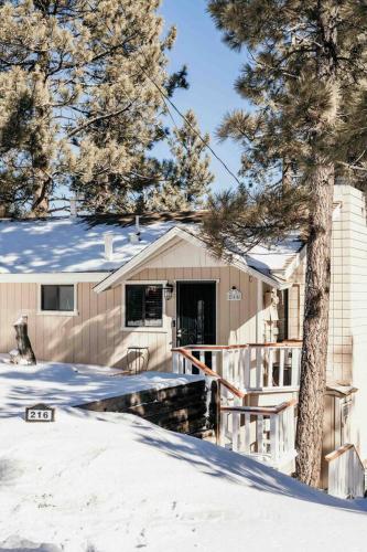 Old Hollywood Lodge-Pets, HotTub-Sauna, Speakeasy! Old Hollywood Lodge-Pets, HotTub-Sauna, Speakeasy!