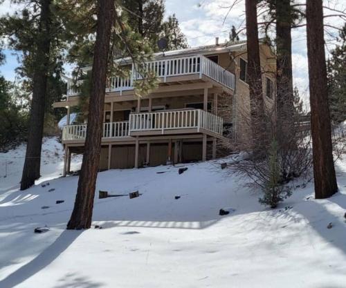 Old Hollywood Lodge-Pets, HotTub-Sauna, Speakeasy! Old Hollywood Lodge-Pets, HotTub-Sauna, Speakeasy!