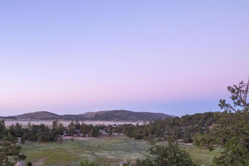 Old Hollywood Lodge-Pets, HotTub-Sauna, Speakeasy! Old Hollywood Lodge-Pets, HotTub-Sauna, Speakeasy!