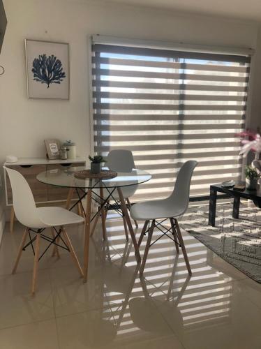 . Departamento Los Canelos, a metros de Avenida Las Industrias- Incluye, NETFLIX DirecTV aire acondicionado, Internet