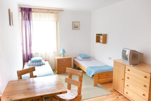 2 twin beds, 1 sofa bed