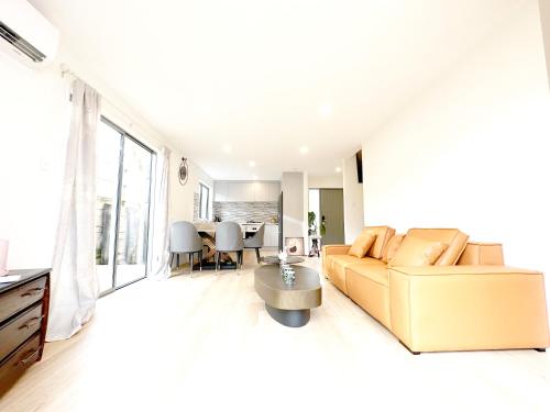 4-Bedroom House in the NorthShore of Auckland, Walk to the beach