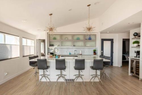 New Luxury Ocean View Penthouse - Del Mar in Solana Beach, USA