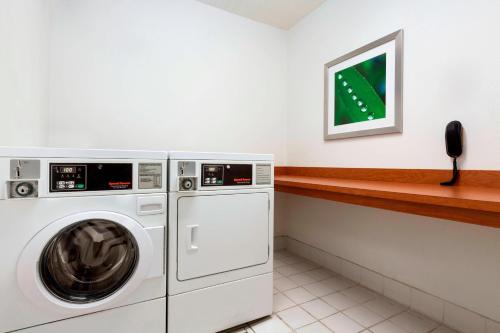Fairfield Inn & Suites by Marriott Quincy - image 10