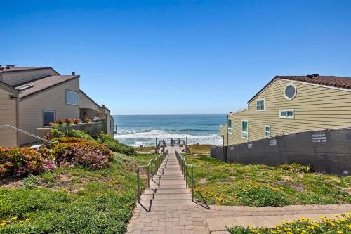 NEW OCEAN FRONT - Lux Town Home