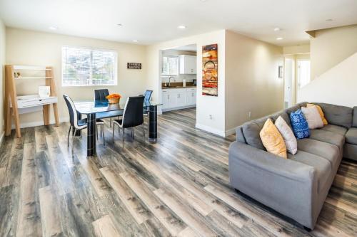 Modern Spacious 5 Bedrooms 3-Bath near Downtown LA with 2 Parking in Los Angeles, USA