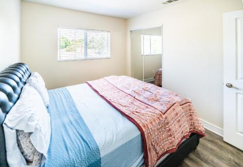 Spacious 5 Bedroom 3 Bath Modern Home by Downtown LA With Parking in Los Angeles, USA