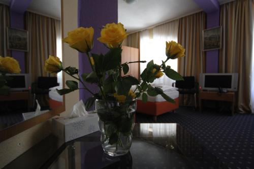 Carlton Hotel - image 12