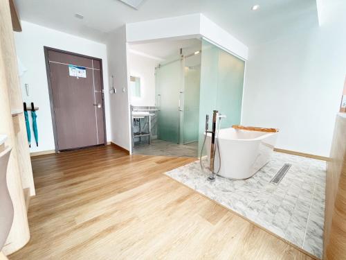 room detail thumbnail 2