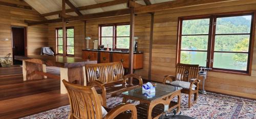 Shared lounge/TV area, Degayo Chalet in Takengon