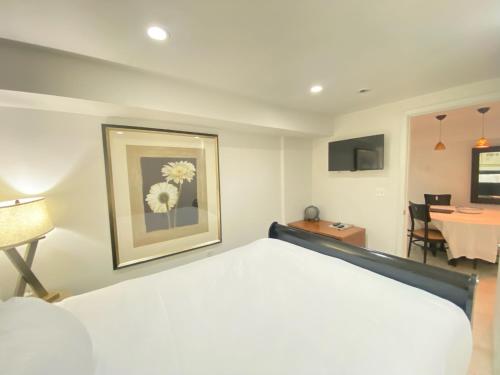 COMFY Basement Home 2 Bdrm1Den 3Queen Beds - image 5